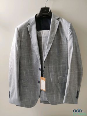 la veste est suspendue à un cintre sur le mur
