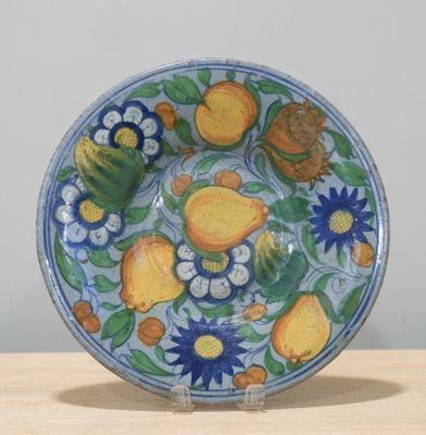 VENISE. Plat en majolique à décor polychrome de fruits et de…