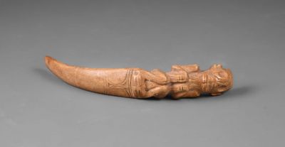 un gros plan d'un objet sculpté sur une surface grise