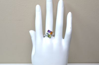 une main de mannequin blanche avec une bague au doigt