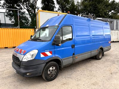 une camionnette bleue garée dans un parking