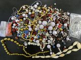 un tas de perles posées sur une table