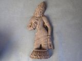 une statue représentant une femme tenant un panier posé sur une table