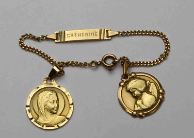 collier plaqué or orné de deux médaillons représentant un homme et une femme