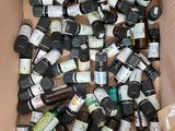 une boîte en carton remplie de flacons d'huiles essentielles