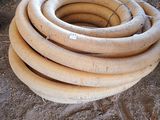 beaucoup de tuyaux posés par terre