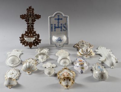 toutes ces figurines en porcelaine qui sont posées sur la table