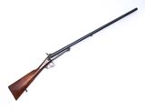 un fusil avec un canon en bois et une crosse noire sur fond blanc
