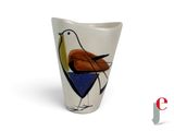 un petit vase orné d'un oiseau sur fond blanc