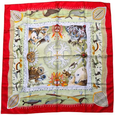 une photo d'un foulard carré orné d'animaux