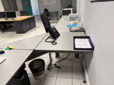 un bureau sur lequel se trouvent un téléphone et une tablette