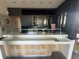 a glass counter with a sign that says class croute on it
