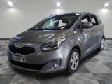 la voiture argentée est garée sur un sol en damier dans le garage