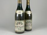 deux bouteilles de vin posées l'une à côté de l'autre sur une table