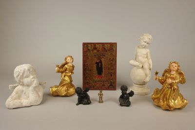 Lot comprenant : - Deux anges assis, sujets à tatine noire, …