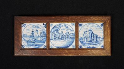 trois carreaux bleus et blancs représentant un homme et une femme dans un bateau
