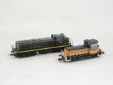 deux petits trains assis côte à côte sur une surface blanche