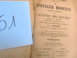 un vieux livre sur lequel est posée une note, posé sur une table