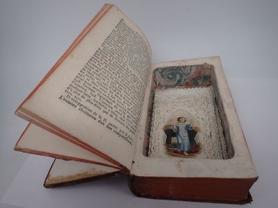 Livre boîte, avec lot de canivets (accidents)