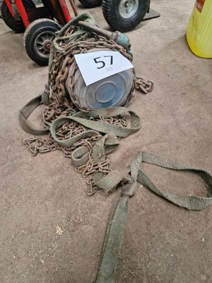 un tas de chaînes par terre, à côté d'un tracteur