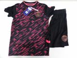 un gros plan d'un t-shirt et d'un short posés sur une surface blanche