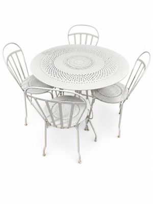une table blanche entourée de quatre chaises