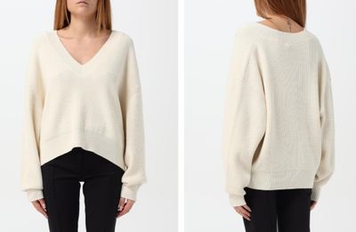 deux photos d'une femme portant un pull blanc et un pantalon noir