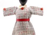 une photo d'un mannequin vêtu d'une robe et d'un chapeau de paille