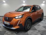 le 4x4 orange est garé dans une pièce au sol en damier