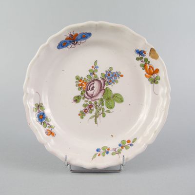 une assiette blanche décorée de fleurs et de papillons