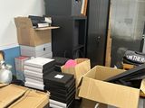 une pièce avec beaucoup de cartons et des cartons sur le sol