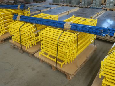 Plusieurs palettes sont empilées les unes sur les autres dans un entrepôt.