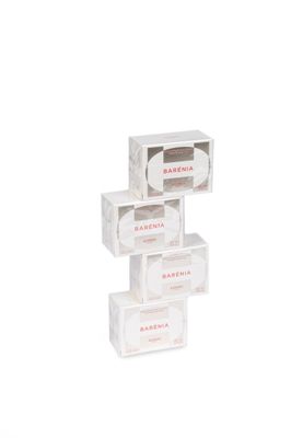 trois boîtes blanches empilées les unes sur les autres sur une surface blanche