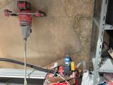 une photo montrant une vue aérienne d'un espace de travail avec des outils