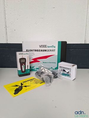 une boîte remplie de gadgets électroniques posée sur une table