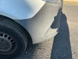 l'ombre d'une personne debout à côté d'une voiture