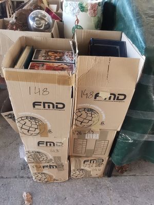 des cartons empilés les uns sur les autres sur un trottoir