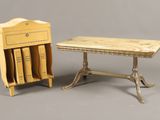 deux meubles, dont une table, une bibliothèque et une chaise