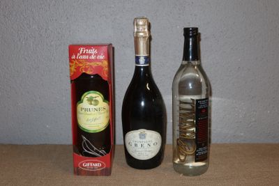 deux bouteilles de vin et une boîte de chocolats