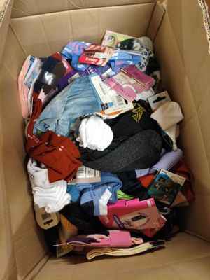 une boîte en carton remplie de vêtements et d'autres objets