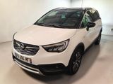 Une voiture blanche est garée dans une pièce blanche.