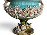un vase bleu orné de fleurs et d'oiseaux