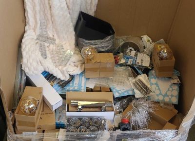une boîte en carton contenant toutes sortes d'objets