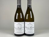 deux bouteilles de vin blanc posées sur une table