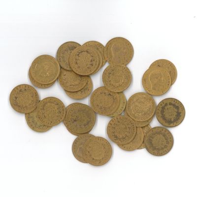 une pile de vieilles pièces de monnaie sur une surface blanche
