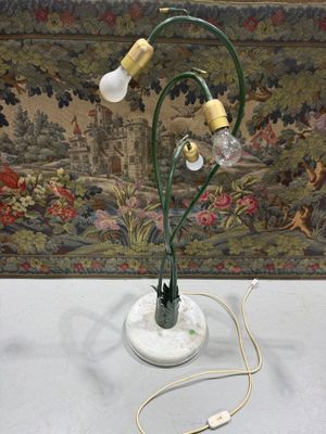 une lampe posée sur une table à côté d'un mur