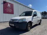 une camionnette blanche garée devant un bâtiment