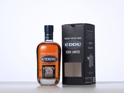 une photo d'une bouteille de whisky Edbu à côté d'une boîte