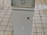 une machine posée par terre dans un restaurant