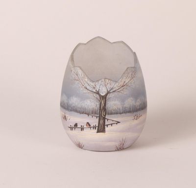 un vase en verre orné d'une image représentant un arbre sous la neige